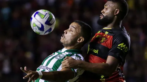 PE – RECIFE – 26/04/2023 – COPA DO BRASIL 2023, SPORT X CORITIBA – Sabino jogador do Sport disputa lance com William Potter jogador do Coritiba durante partida no estadio Ilha do Retiro pelo campeonato Copa do Brasil 2023. Foto: Rafael Vieira/AGIF
