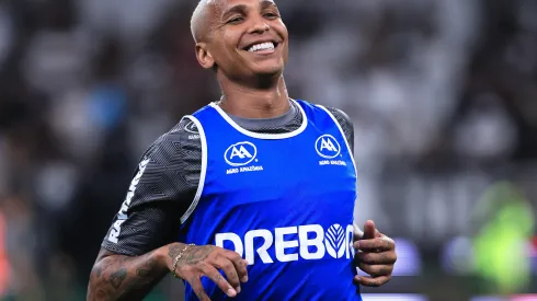 Deyverson jogador do Cuiaba durante aquecimento antes da partida contra o Corinthians no estadio Arena Corinthians pelo campeonato BRASILEIRO A 2023. Atacante deve chegar na Raposa. Foto: Ettore Chiereguini/AGIF
