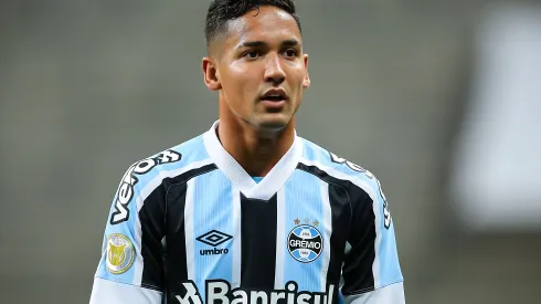 Jhonata Robert jogador do Grêmio durante partida contra o Flamengo no estádio Arena do Grêmio pelo campeonato Brasileiro A 2021. Meia deve passar por nova cirurgia. Foto: Pedro H. Tesch/AGIF
