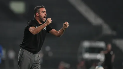 Artur Jorge caiu nas graças da torcida do Glorioso.