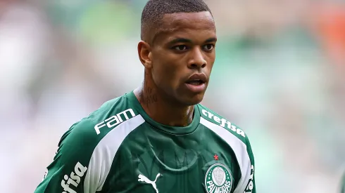 Caio Paulista jogador do Palmeiras durante aquecimento antes da partida contra o São Paulo no estádio Mineirão pelo campeonato Supercopa 2024. Lateral sofre pressão no rival. Foto: Gilson Lobo/AGIF
