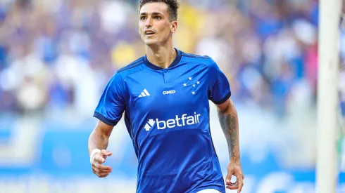 Dinenno jogador do Cruzeiro comemora seu gol durante partida contra o Patrocinense no estadio Mineirao pelo campeonato Mineiro 2024.