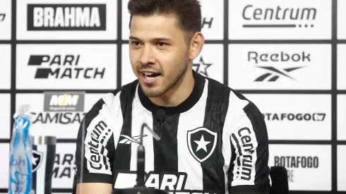 Foto: Vitor Silva/Botafogo – Óscar Romero em entrevista coletiva no Botafogo.
