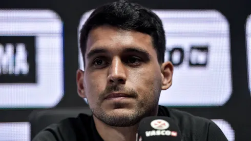 Keiller fala aos jornalista durante sua apresentacao oficial como jogador do Vasco em coletiva de imprensa realizada no Sao Januario.