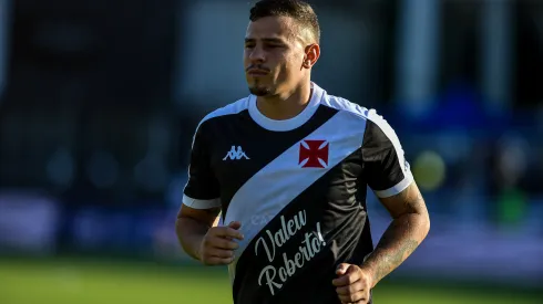 Hugo Moura durante partida contra o Criciúma no Campeonato Brasileiro de 2024.