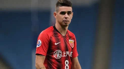 Oscar durante partida com a camisa do Shanghai Port.
