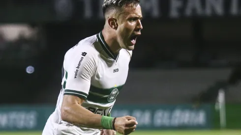 Matheus Frizzo jogador do Coritiba comemora seu gol durante partida contra o Operario no estadio Couto Pereira pelo campeonato Paranaense 2024. Gabriel Machado/AGIF
