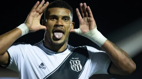 Jeh jogador do Ponte Preta comemora seu gol durante partida contra o Novorizontino no estadio Jorge Ismael de Biasi pelo campeonato Paulista 2023. Diogo Reis/AGIF
