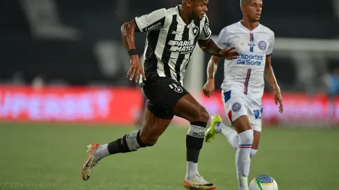 Junior Santos jogador do Botafogo durante partida contra o Bahia no estadio Engenhao pelo campeonato Brasileiro A 2024. Thiago Ribeiro/AGIF
