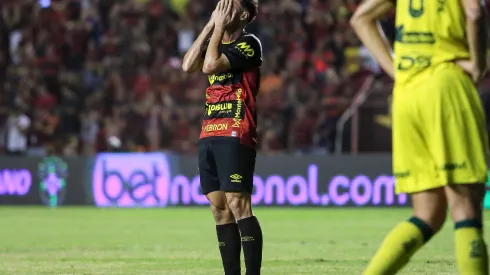 Juan Xavier jogador do Sport lamenta chance perdida durante partida contra o Mirassol no estadio Ilha do Retiro pelo campeonato Brasileiro B 2023. Rafael Vieira/AGIF