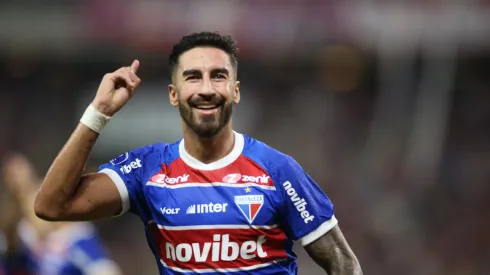 Lucero jogador do Fortaleza comemora seu gol durante partida contra o Boca Juniors pela Copa Sul-Americana 2024 no estadio Arena Castelao em Fortaleza (CE), nesta quinta-feira (25). Marlon Costa/AGIF
