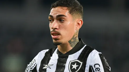  Hugo jogador do Botafogo durante partida contra o Universitario no estadio Engenhao pelo campeonato Copa Libertadores 2024. Foto:
