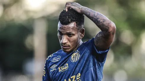 Otero jogador do Santos durante treino no Centro de Treinamento CT Rei Pele. 
