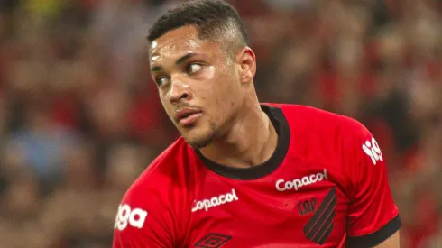 Vitor Roque jogador do Athletico-PR durante partida contra o Flamengo no estadio Arena da Baixada pelo campeonato Copa do Brasil 2023. Atleta deve sair do Barça. 
