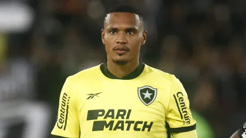 John durante partida do Botafogo contra o Universitário na Libertadores de 2024. Jogador projeta decisão diante da LDU.