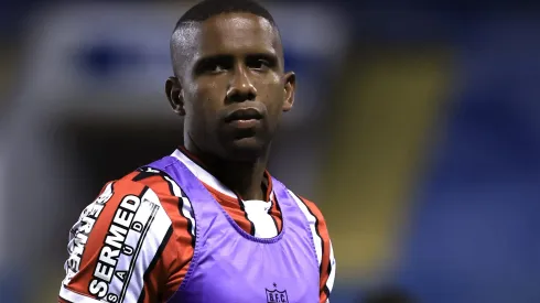 Jonas Toró em partida contra o Palmeiras no Campeonato Paulista de 2024. Jogador está na mira do Athletico.