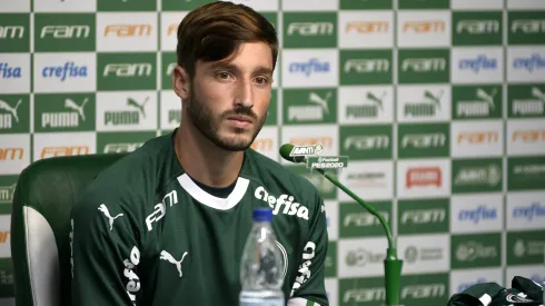 Matias Vina fala aos jornalista durante sua apresentacao oficial no Palmeiras em coletiva de imprensa no CT Academia de Futebol. Lateral sofreu cobrança no adversário. 
