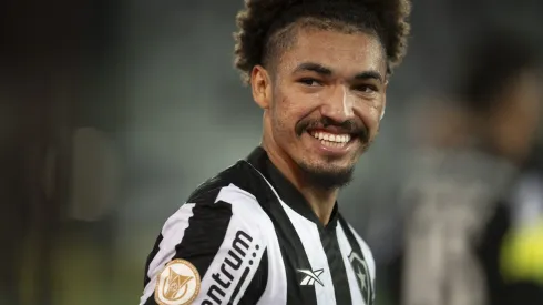 Adryelson jogador do Botafogo comemora vitoria apos a partida contra o Internacional no estadio Engenhao pelo campeonato Brasileiro A 2023. Zagueiro pode voltar ao clube.
