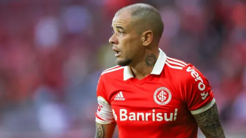 D'Alessandro jogador do Internacional durante partida contra o Fortaleza no estadio Beira-Rio pelo campeonato Brasileiro A 2022. Meia segue ajudando o Sul. Foto: Pedro H. Tesch/AGIF
