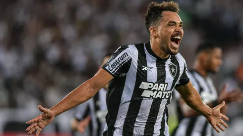 Eduardo jogador do Botafogo comemora seu gol durante partida contra o Universitario no estadio Engenhao pelo campeonato Copa Libertadores 2024. 
