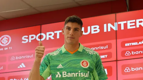 Apresentação do jogador Sérgio Rochet na sala de imprensa do clube. Goleiro quer paralisação da Libertadores
