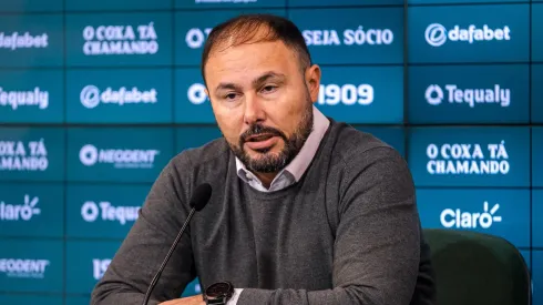 Carlos Amoedo pede desculpas no Coritiba. Foto: Gabriel Thá/ Coritiba
