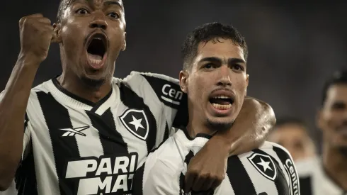 Hugo jogador do Botafogo comemora seu gol com jogadores do seu time durante partida contra o LDU no estadio Engenhao pelo campeonato Copa Libertadores 2024. Jorge Rodrigues/AGIF
