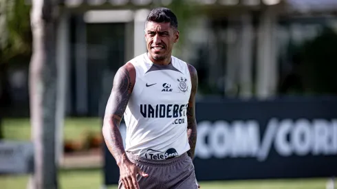 Paulinho em treinamento no CT do Corinthians. Jogador tem futuro incerto.
