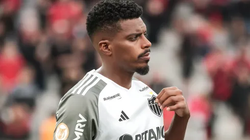 Jemerson jogador do Atlético-MG durante execução do hino nacional antes da partida contra o Athletico-PR no estádio Arena da Baixada pelo campeonato Brasileiro A 2023. 
