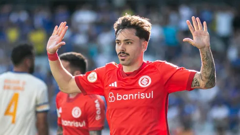 Mauricio jogador do Internacional comemora seu gol durante partida contra o Cruzeiro no estadio Mineirao pelo campeonato Brasileiro A 2023. Jogador deve ficar no clube. 
