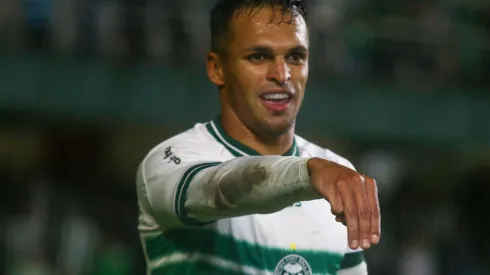 Robson jogador do Coritiba comemora seu gol durante partida contra o Maringa no estadio Couto Pereira pelo campeonato Paranaense 2024. Gabriel Machado/AGIF
