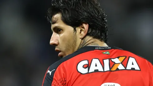 Victor Ramos do Vitoria durante partida contra o Corinthians pelo Campeonato Brasileiro de 2016 na Arena Corinthians. 
