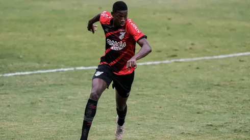 Matheus Babi não anda tendo bom desempenho no Peñarol. 
