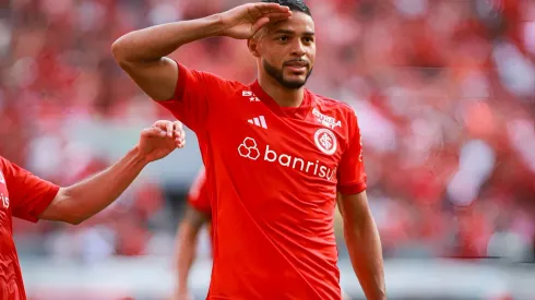 Wanderson jogador do Internacional comemora seu gol durante partida contra o Ypiranga no estádio Beira-Rio pelo campeonato Gaúcho 2024. Atacante avançou na recuperação da lesão. 
