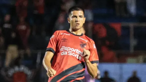 Mateo Gamarra jogador do Athletico-PR durante partida contra o Andraus no estadio Vila Capanema pelo campeonato Paranaense 2024. Robson Mafra/AGIF
