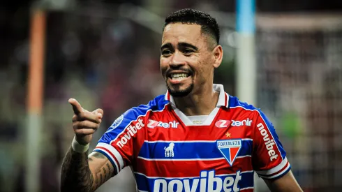 Yago Pikachu jogador do Fortaleza comemora seu gol com jogadores do seu time durante partida contra o Estudiantes de Merida no estadio Arena Castelao pelo campeonato Copa Sul-Americana 2023. Meia é pedido na Colina.