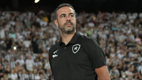 Artur Jorge pode escalar 3 volantes no Botafogo.
