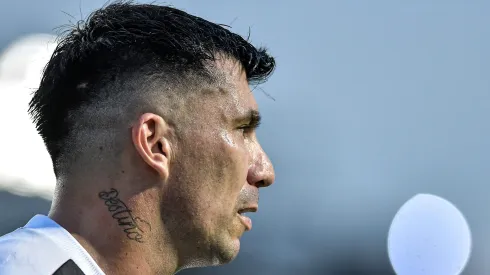 Medel jogador do Vasco durante partida contra o Gremio no estadio Sao Januario pelo campeonato Brasileiro A 2024. Defensor deve deixar o clube.
