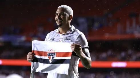  Luciano jogador do São Paulo comemora seu gol 
