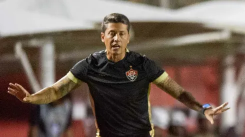 Thiago Carpini tecnico do Vitoria durante partida contra o Botafogo no estadio Barradao pelo campeonato Copa Do Brasil 2024. Jhony Pinho/AGIF
