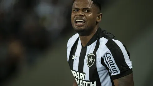 Júnior Santos durante confronto contra o Bragantino na Libertadores 2024.
