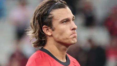 Canobbio jogador do Athletico-PR durante execucao do hino nacional antes da partida contra o Operario no estadio Arena da Baixada pelo campeonato Paranaense 2024. Atacante é cotado em adversário da Série A.