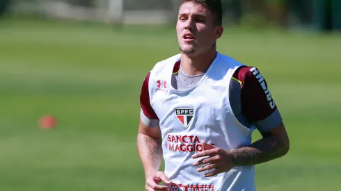 Lyanco em treinamento do São Paulo em 2017. Jogador pode retornar ao Brasil.
