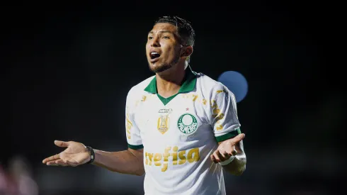 Rony durante confronto contra o Vitória na primeira rodada do Brasileirão 2024. Jogador entra na mira do Zenit.
