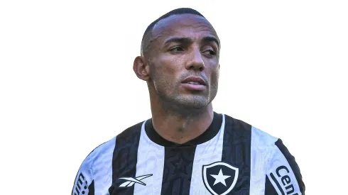 Marcal jogador do Botafogo durante partida contra o Fluminense no estadio Maracana pelo campeonato Carioca 2024. Lateral foi rasgado pela torcida.
