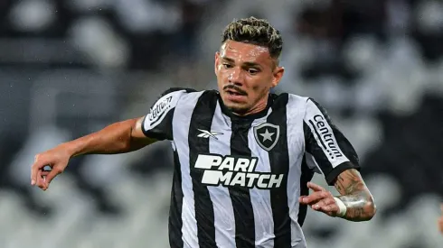 Tiquinho Soares jogador do Botafogo durante partida contra o Atletico-GO no estadio Engenhao pelo campeonato Brasileiro A 2024. Thiago Ribeiro/AGIF
