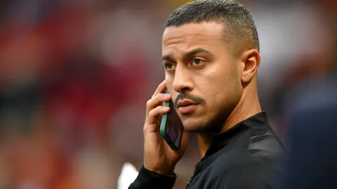 Thiago Alcantara of Liverpool is seen on the phone prior to the Premier League match between Manchester United and Liverpool FC at Old Trafford on August 22, 2022 in Manchester, England.  Volante é sondado pelo Vasco 
