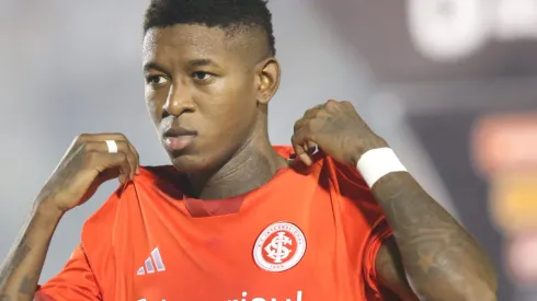 Vitão, jogador do Internacional. 
