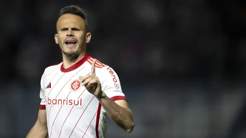 Renê jogador do Internacional durante partida contra o Vasco no estádio São Januário pelo campeonato Brasileiro A 2023. Lateral foi rasgado pela torcida.
