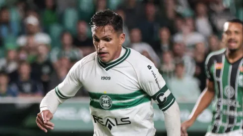 Robson jogador do Coritiba durante partida contra o Maringa no estadio Couto Pereira pelo campeonato Paranaense 2024. Robson Mafra/AGIF
